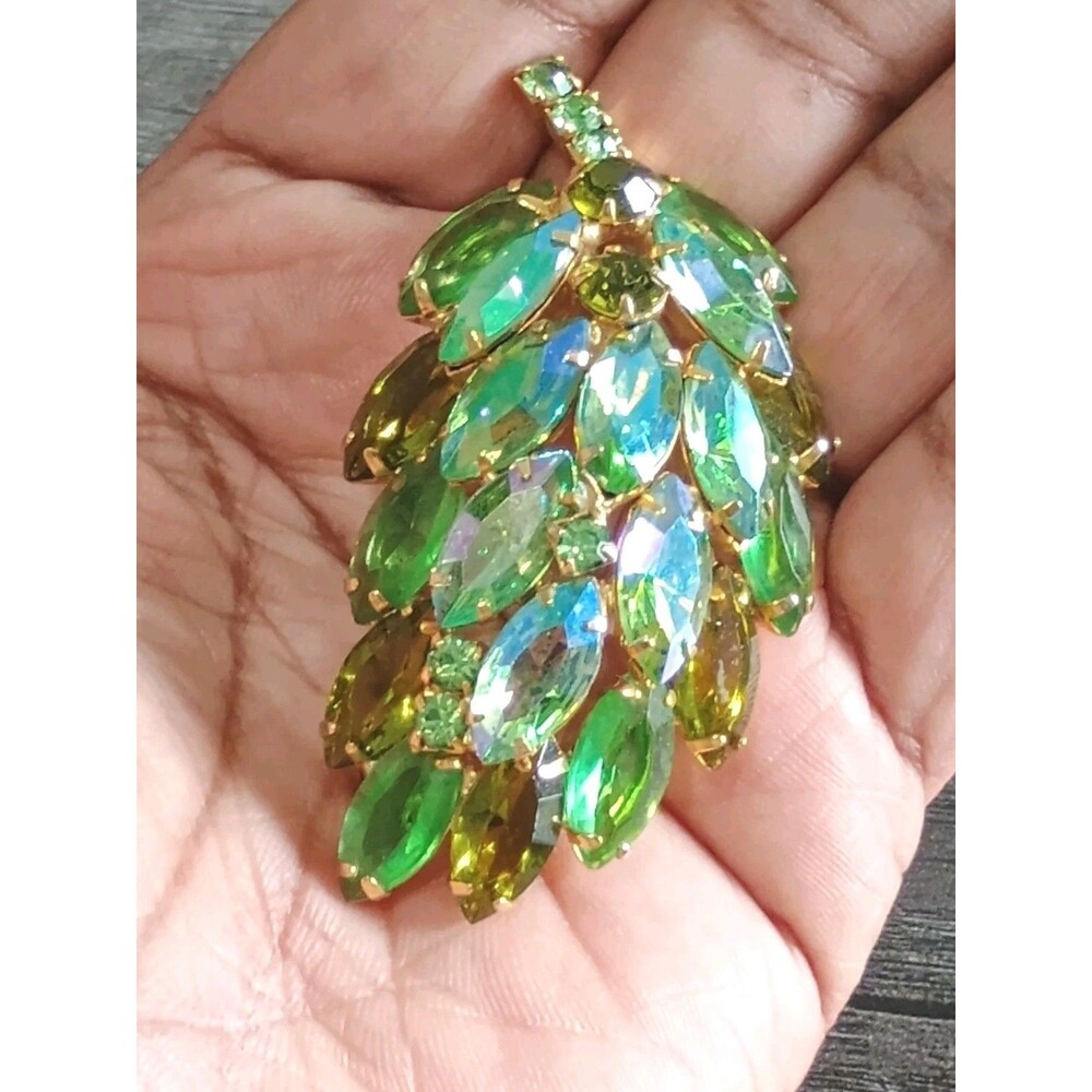 Green Faceted AB Rhinestone Leaf Stunning Gold Tone Vintage Brooch